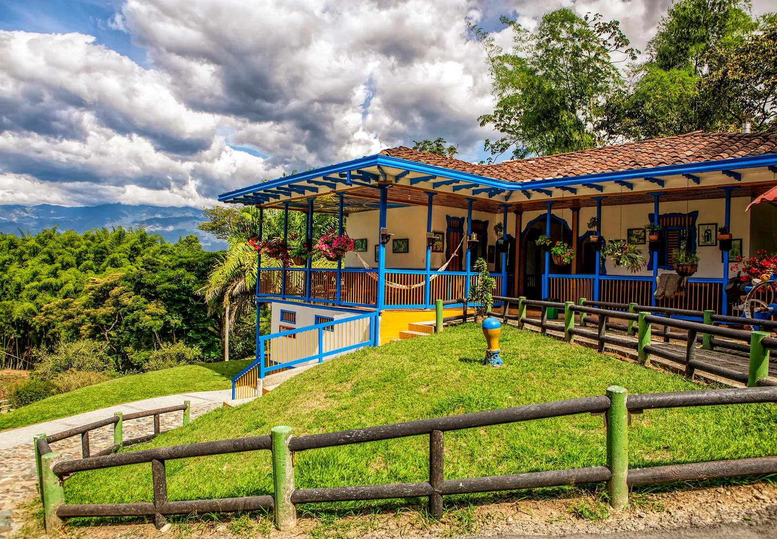 Una casa entre montañas