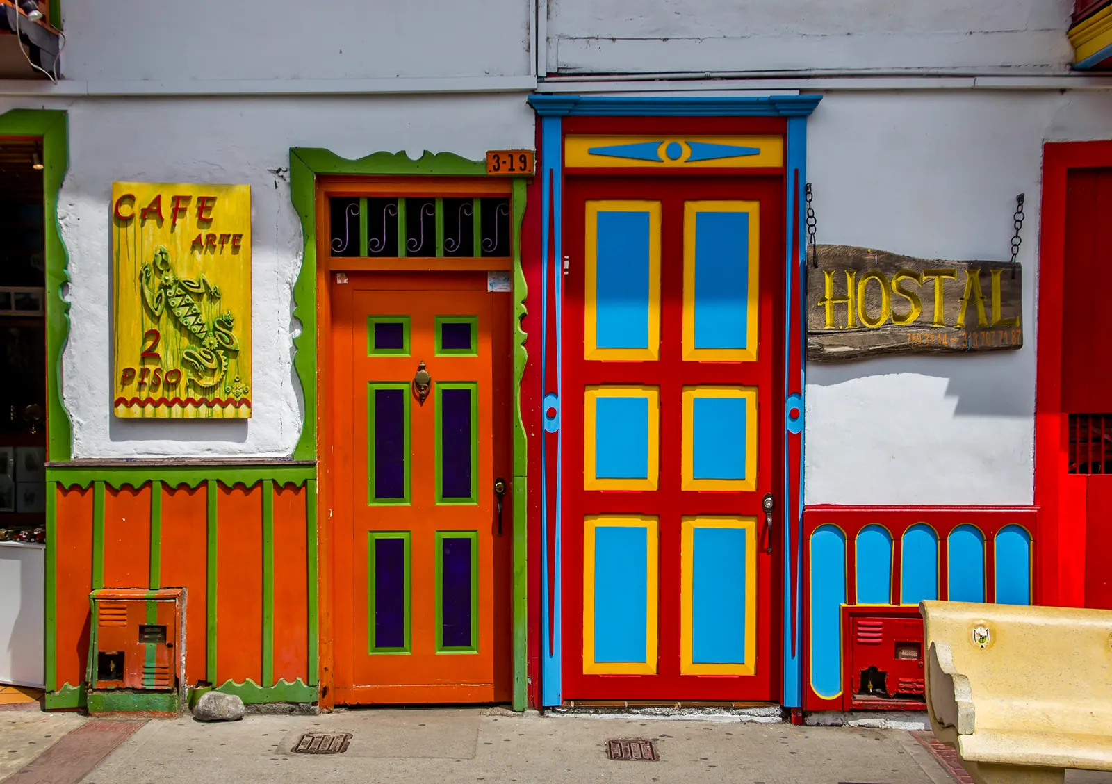 Puertas llenas de color